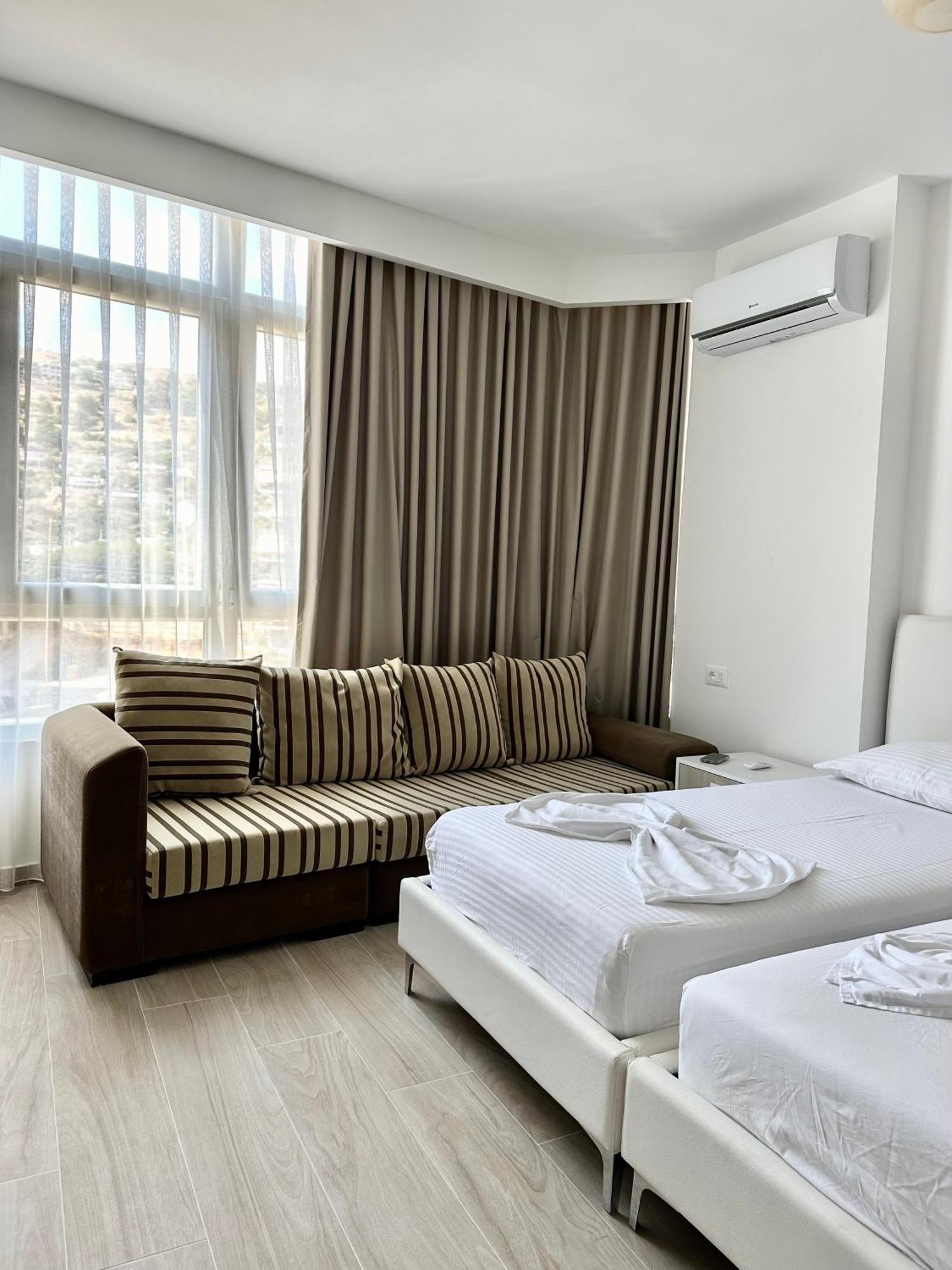Al Mare Rooms Sarande Bagian luar foto